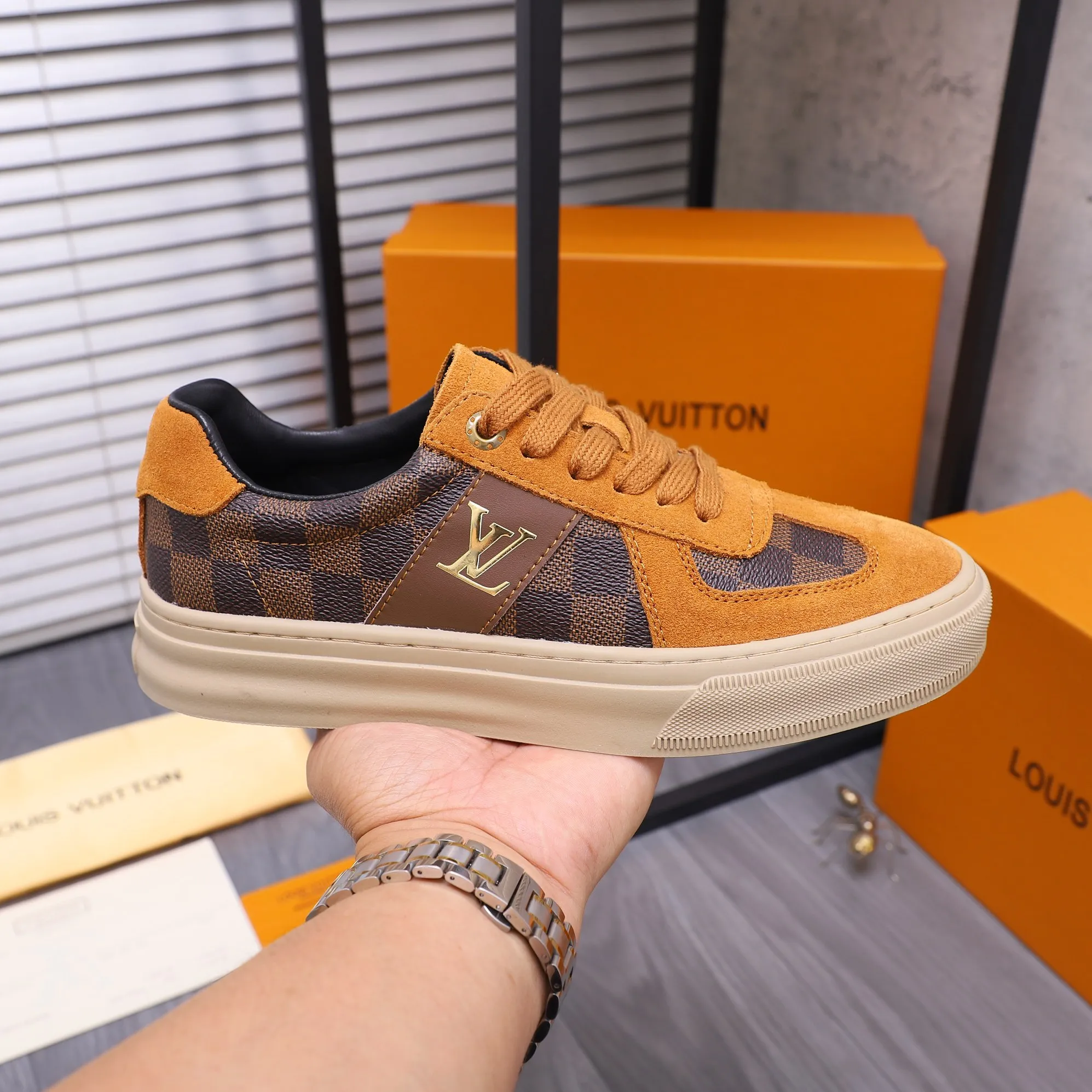 Men's shoes 💰p400 Product trademark: LV "Louis Vuitton" casual lace-up men's shoes Regular size: 38-44 Product materials: Selected matte cowhide stitching plaid cowhide upper, sheepskin lining, rubber outsole